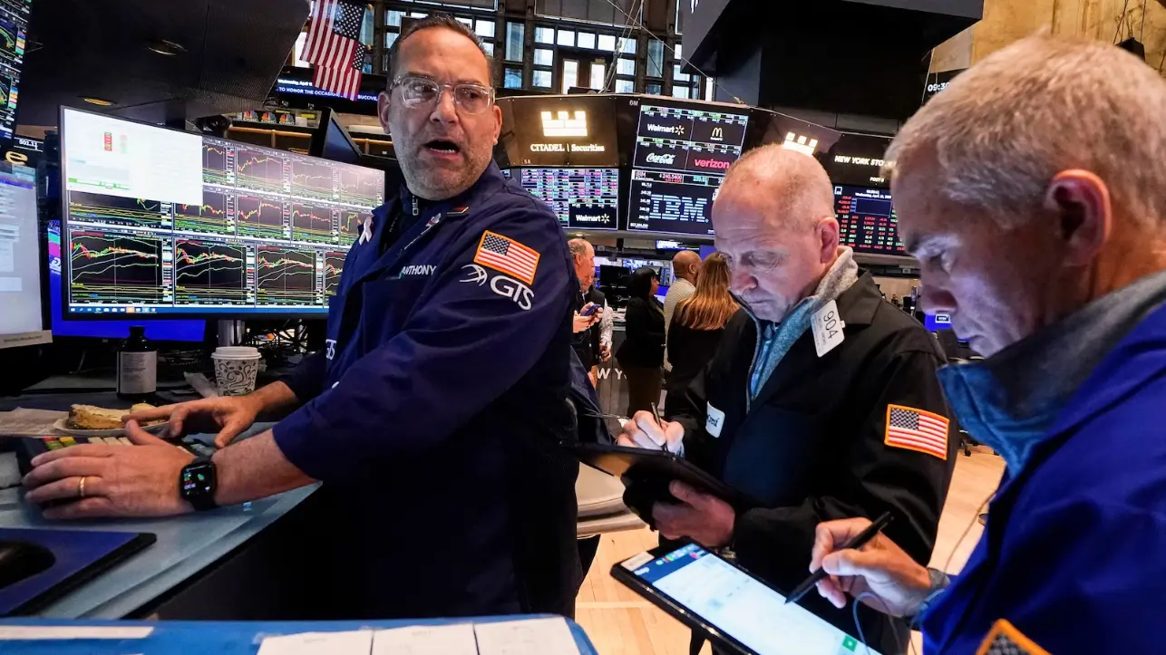 Traders monitor falling U.S. Treasury yields on Wall Street as investors shift to safer assets amid market uncertainty
