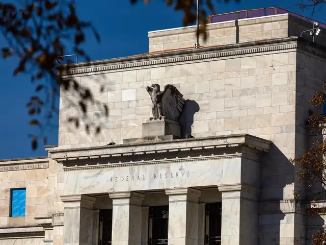 Central bank policymakers debating strategy amid divergent global economic cues