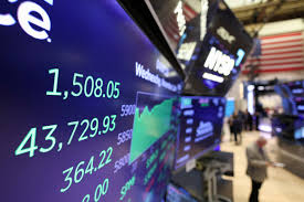 Big technology stocks fluctuate after U.S. economic data release